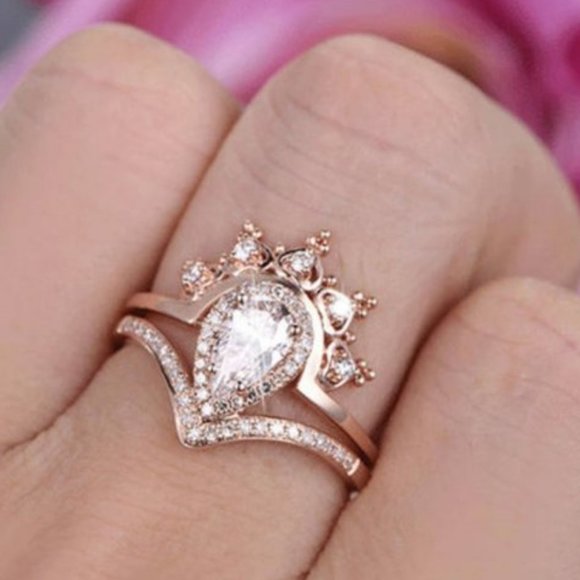 Jewelry - *18K Rose Gold Diamond Pear Cut Crown 2PC Ring Set